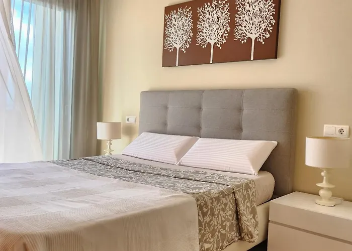 Spacious 2 Bedroom Flat In Playa De Apartman