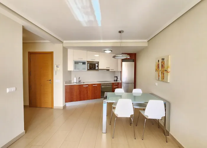 Spacious 2 Bedroom Flat In Playa De *